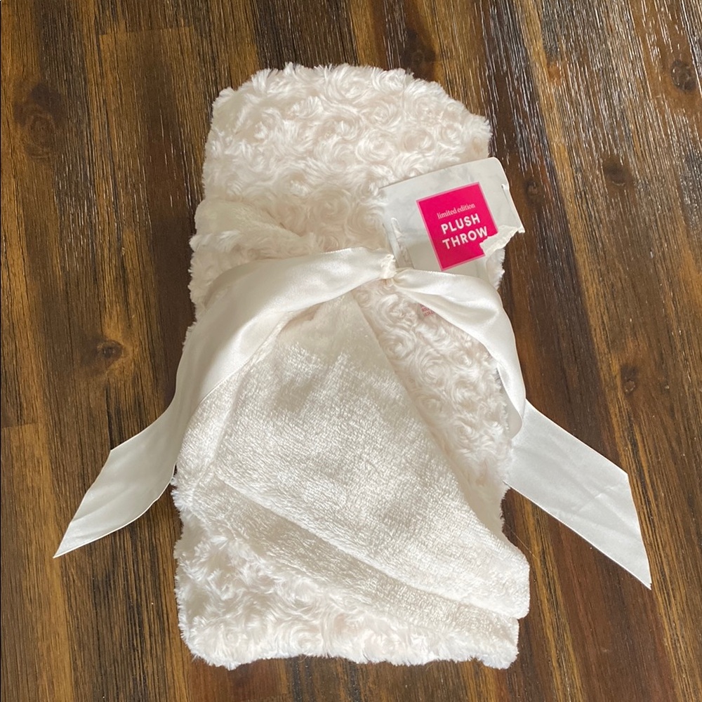Luxurious Cream Plush Throw Blanket